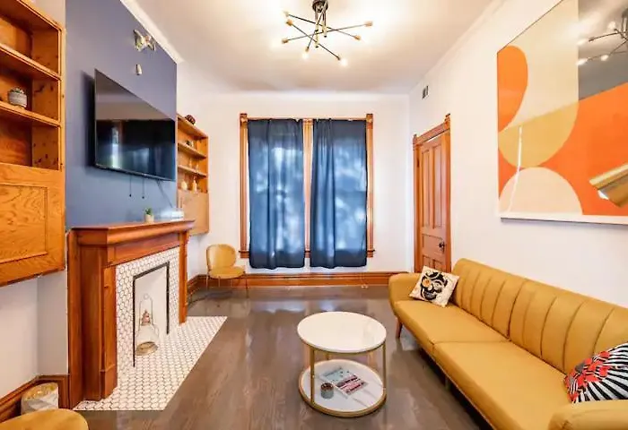 Lincoln Park 3 Bedroom Penthouse Apartment