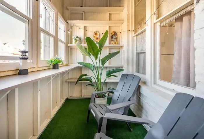 Lincoln Park 3 Bedroom Penthouse *