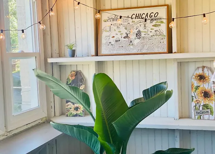 Lincoln Park 3 Bedroom Penthouse Apartment *