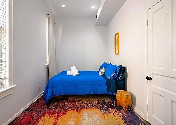 Lincoln Park 3 Bedroom Penthouse Apartment