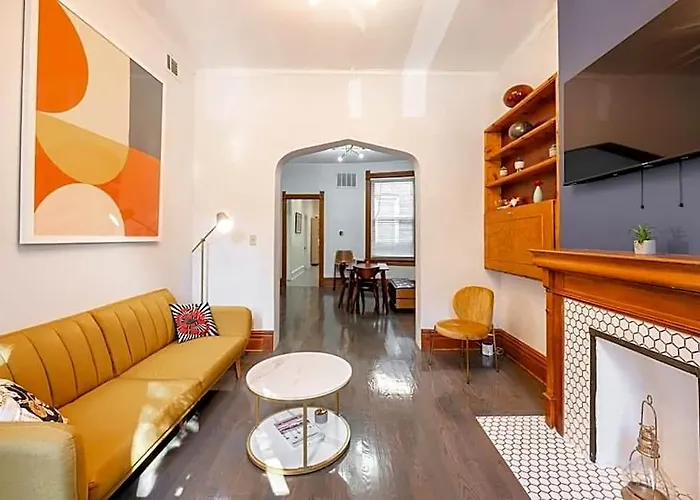 Lincoln Park 3 Bedroom Penthouse *