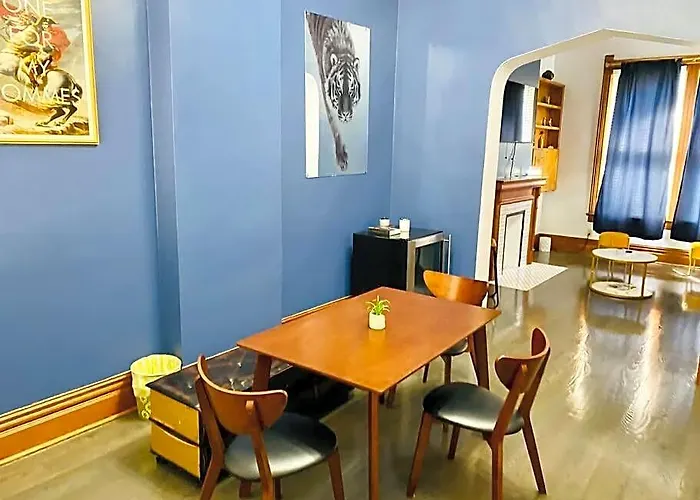 Lincoln Park 3 Bedroom Penthouse Apartment