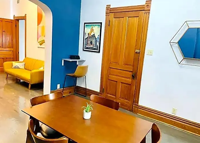 Lincoln Park 3 Bedroom Penthouse Apartment *