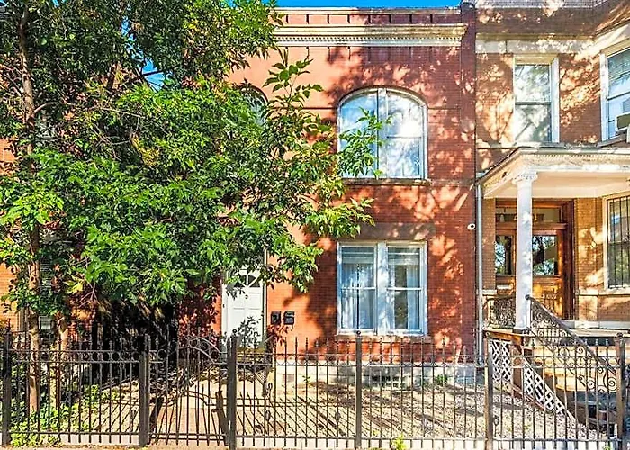 Lincoln Park 3 Bedroom Penthouse *