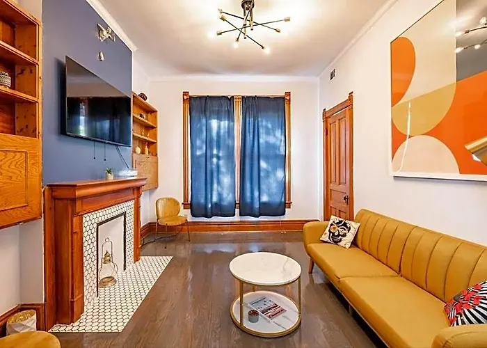 Lincoln Park 3 Bedroom Penthouse Apartment *